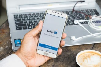 use AI to automate linkedin messaging